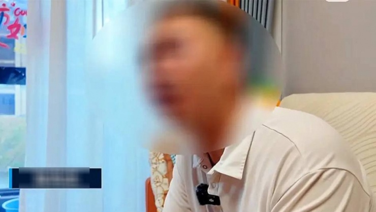 Chồng sốc nặng khi biết số tiền vợ chuyển cho "đạo sĩ" trên mạng. Ảnh: Sohu