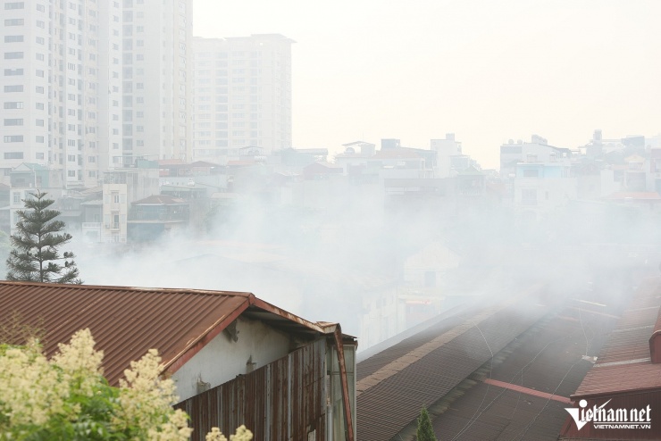 Hiện trường vụ cháy rừng rực giữa Hà Nội, hơn 60 lính cứu hỏa dập lửa trong đêm - 10