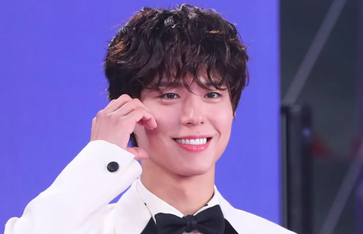 Park Bo Gum lên đồ bảnh bao tới lễ trao giải. Ảnh: SBS