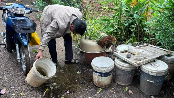 Lực lượng chức năng kiểm tra nơi ở của bệnh nhân vừa tử do sốt xuất huyết. Ảnh: MAI LÊ