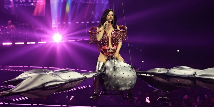 Katy Perry ngồi trên mô hình bướm khổng lồ.