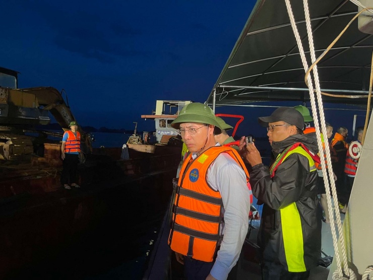 Cập nhật vụ lật tàu ở Quảng Ninh: Tàu Vịnh Xanh 58 được lật lại - 18