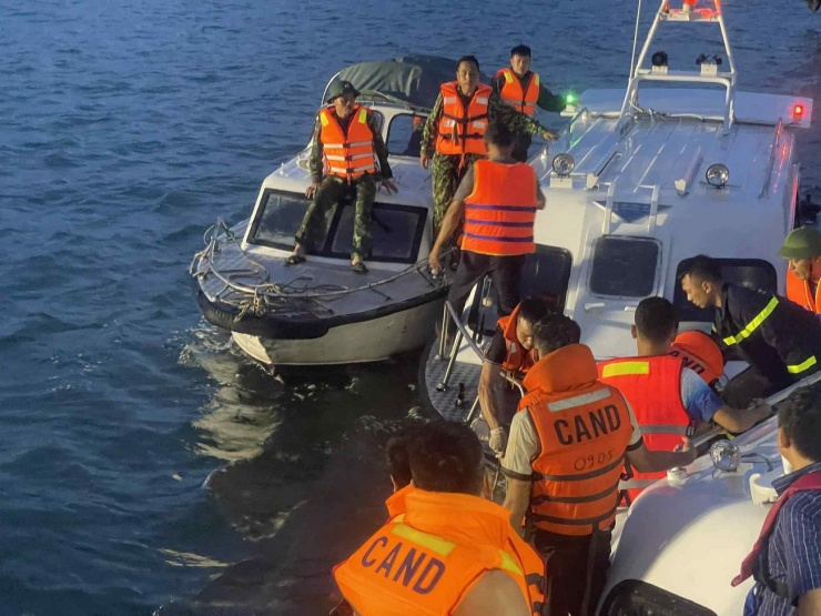 Lực lượng Công an có mặt tại hiện trường tìm kiếm cứu nạn.