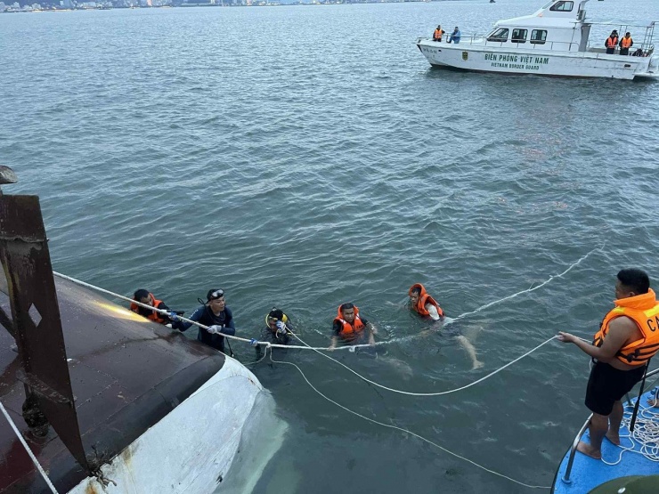 Đội thợ lặn của Phòng cháy chữa cháy, Công an tỉnh Quảng Ninh cũng được tăng cường ra điểm tàu đắm để tìm kiếm xuyên đêm.