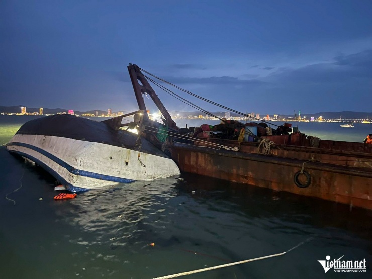 Hiện trường vụ lật tàu ở Quảng Ninh.