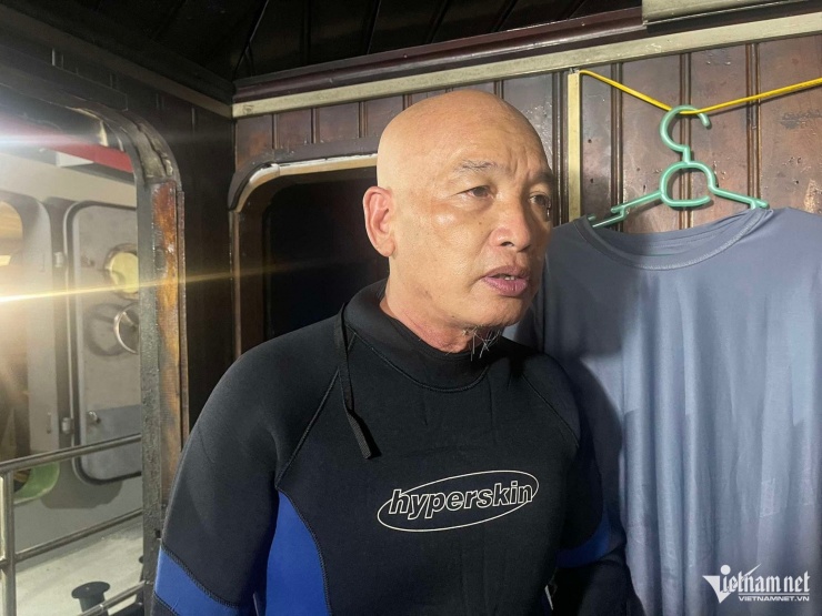 Thợ lặn Đinh Khắc Giông. Ảnh: Văn Công