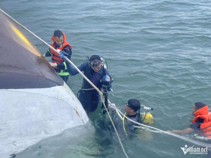 Lặn tìm nạn nhân mất tích. Ảnh: Văn Công