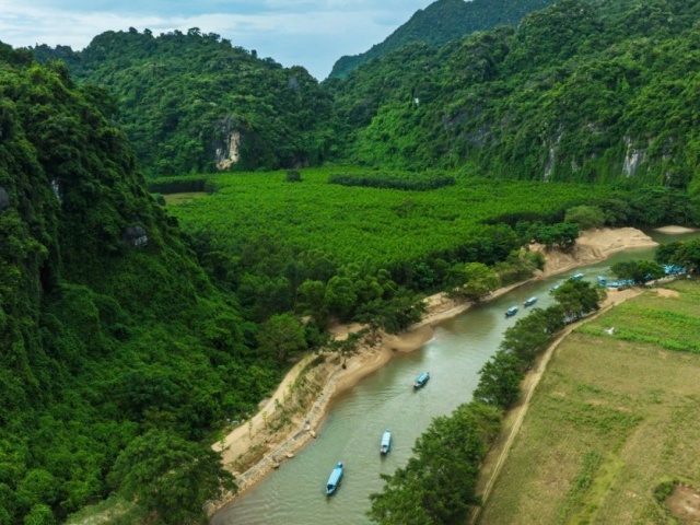 Bay trên miền di sản: Khi đá núi kể chuyện và sông ngàn hát ca