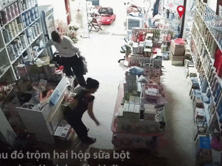 Ông lão xách cặp vào cửa hàng trộm sữa