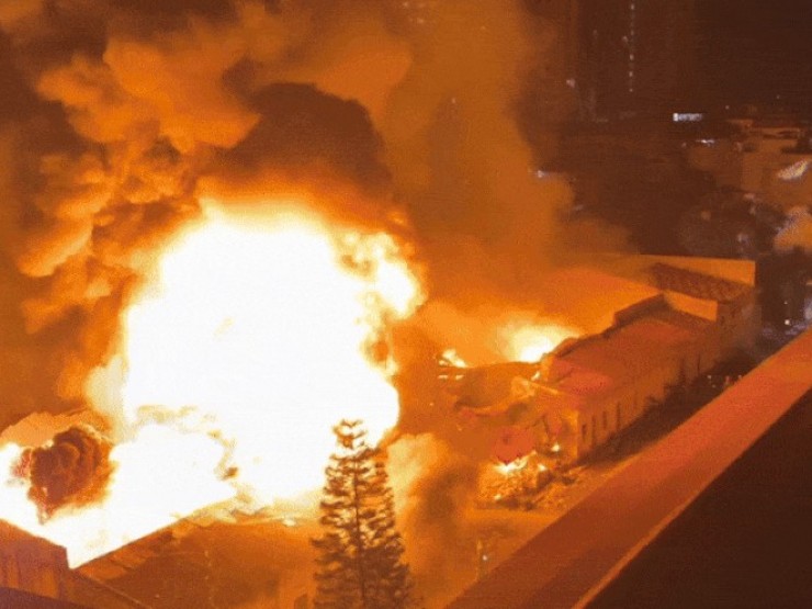 Sau loạt tiếng nổ vang trời, kho xưởng ở Hà Nội bốc cháy ngùn ngụt