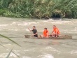 Khen thưởng 2 người liều mình cứu 3 nạn nhân mắc kẹt giữa dòng lũ chảy xiết