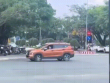 CLIP: "Đứng hình" với pha lùi xe khó hiểu của một nữ tài xế ở An Giang