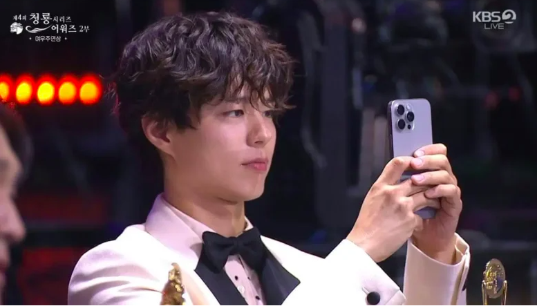 Khoảnh khắc &#39;gây bão&#39; của Park Bo Gum dành cho IU - 3