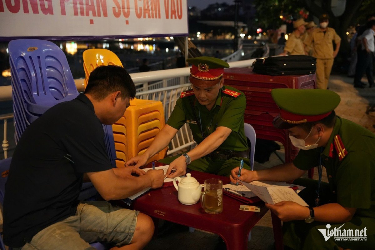 Nghe lời chủ quán, nhiều người ở Hà Nội sững sờ vì bị xử phạt - 12