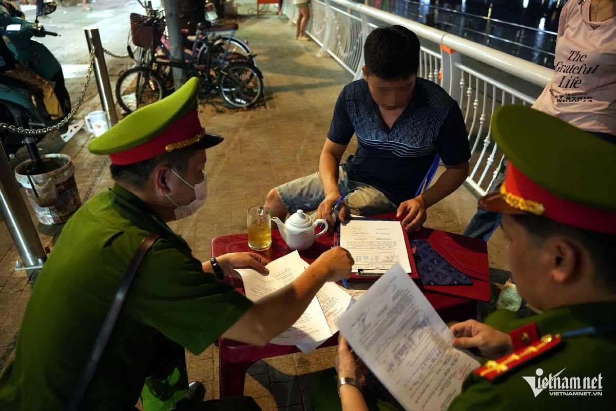 Nghe lời chủ quán, nhiều người ở Hà Nội sững sờ vì bị xử phạt - 13