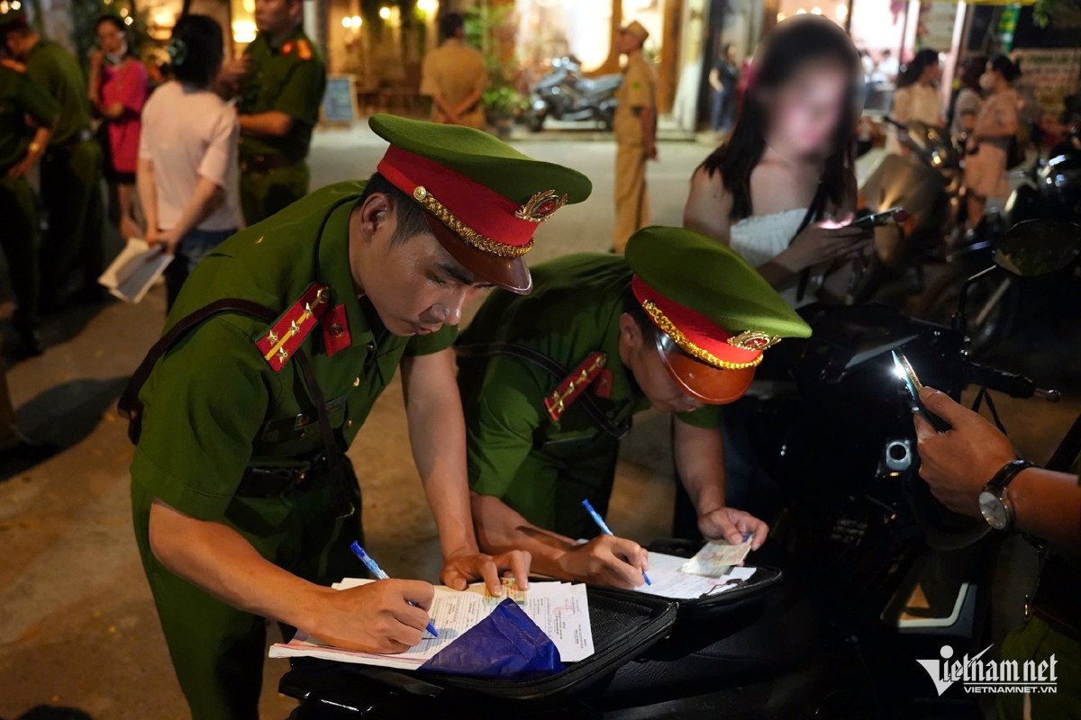 Nghe lời chủ quán, nhiều người ở Hà Nội sững sờ vì bị xử phạt - 14