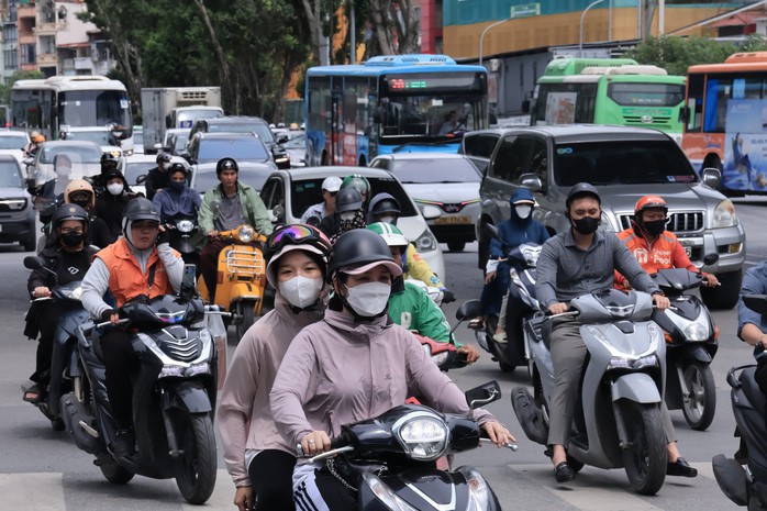 Hà Nội còn rất nhiều việc phải làm trước khi cấm xe máy xăng trong Vành đai 1