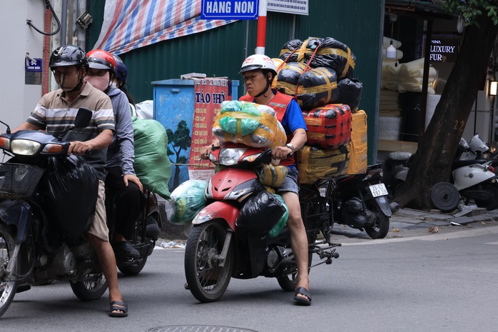Xe máy chạy xăng hiện là phương tiện di chuyển, mưu sinh chủ yếu của nhiều người dân Hà Nội.Ảnh: VĂN DUẨN