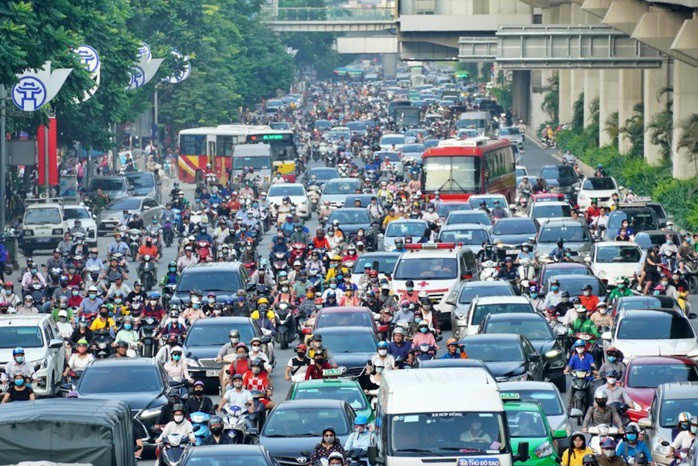 Gần 10 năm qua, TP Hà Nội đã nhiều lần ban hành các nghị quyết, xây dựng các đề án hạn chế xe cá nhân, cấm xe máy khu vực nội thành. Ảnh: Hữu Hưng