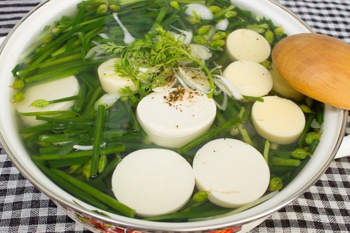 Hẹ cắt khúc vừa ăn. Phi thơm hành rồi cho hẹ vào đảo cùng muối, bột ngọt. Đảo khoảng 1 phút thì đổ vào nồi 1 tô nước rồi đun sôi. Cuối cùng bạn cho đậu hũ non cắt nhỏ vào và chờ nước sôi lại là bắc xuống thưởng thức.