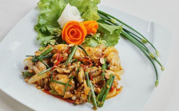 Bạn cắt khúc hoa hẹ rồi rửa sạch, để ráo. Nấu nước sôi có pha tí muối vào luộc sơ hẹ 2 phút trên lửa lớn, cho hẹ ra rổ, xóc cho ráo nước. Thịt ếch làm sạch, hấp chín. Gỡ thịt ếch ướp với chút tiêu, đầu hành lá với 1 muỗng cà phê nước mắm cho ngấm đều gia vị khoảng 15 phút. Cho dầu vào chảo rồi cho thịt ếch vào xào khoảng 1 phút. Cho hoa hẹ ra đĩa, rồi trút thịt ếch lên trên. Khi ăn thì trộn đều lên và thưởng thức.