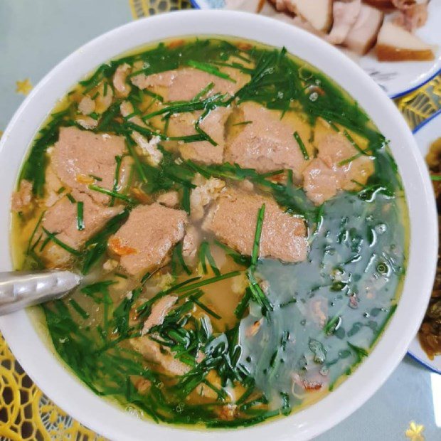 Nấu nước riêu cua sôi lên thì cho hẹ vào, nhắc xuống rắc thêm ít tiêu là thưởng thức. Để riêu cua ngon và không bị tanh, lúc giã cua cho vào một ít ớt băm để khử mùi (khi nước sôi già mới cho nước cua xay vào để cua không bị bở).