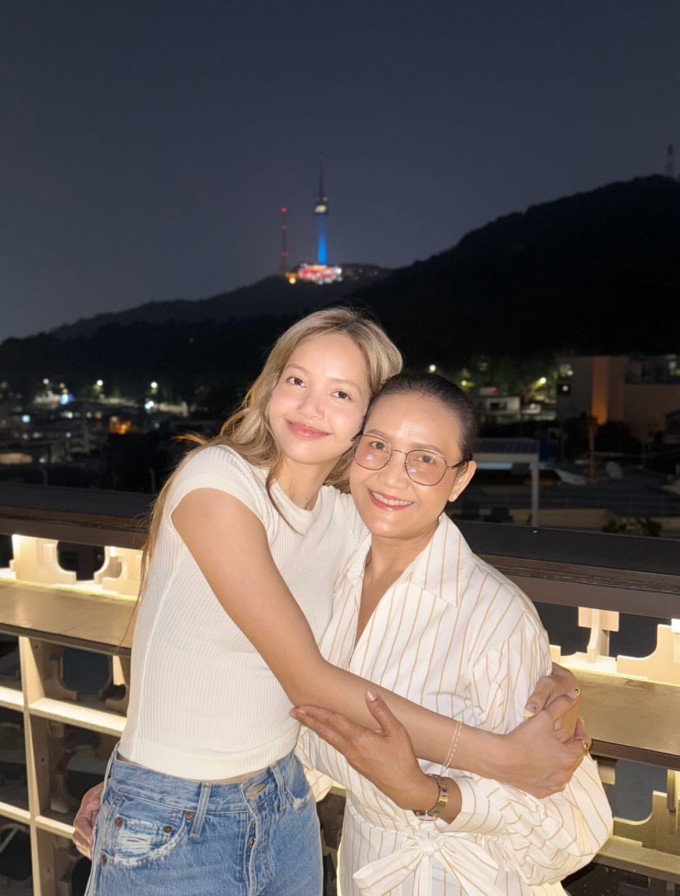 Hồi đầu tháng 7, bà đi công tác và mua sắm tại Hàn cùng con gái. Ảnh: Instagram Chitthipbruschweiler