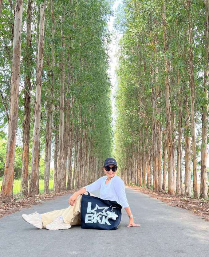 Túi vải cũng là món phụ kiện mà bà Chitthip Bruschweiler thường mang theo khi đi làm. Ảnh: Instagram Chitthipbruschweiler