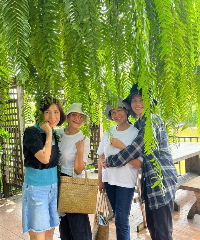 Bà Chitthip Bruschweiler (thứ hai từ trái qua) mặc áo thun, quần âu bình dân phối cùng túi cói truyền thống đi chơi cùng bạn bè. Ảnh: Instagram Chitthipbruschweiler