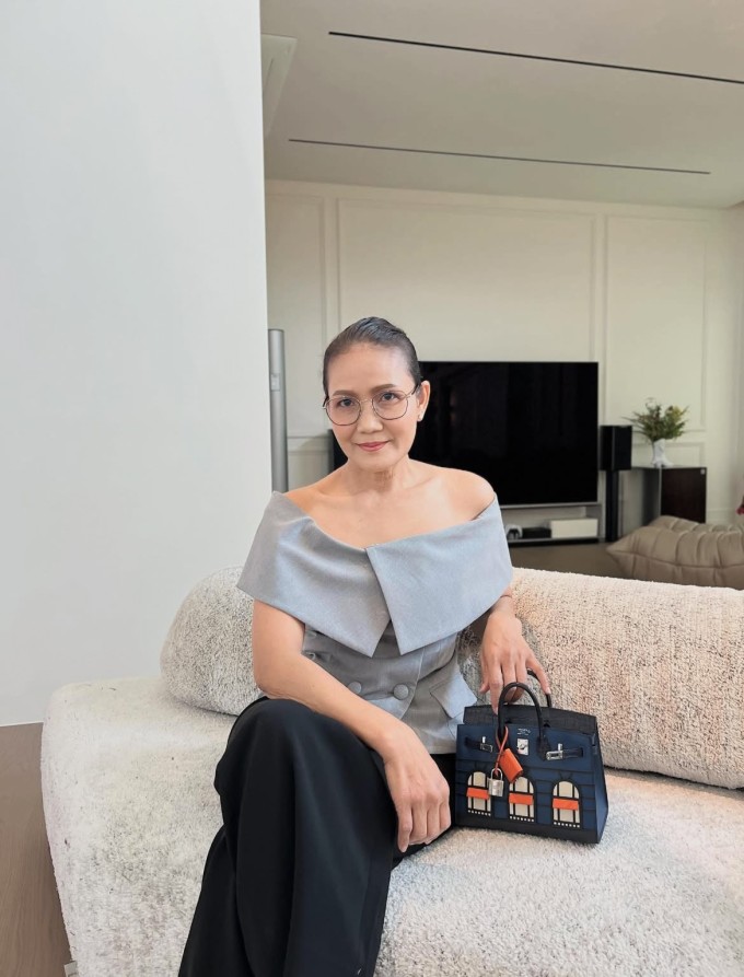 Mẹ Lisa khoe khéo chiếc túi xách Hermès Birkin quý hiếm, chỉ mua được nhờ hạng thẻ VVIP hoặc thông qua đấu giá. Ảnh: Instagram Chitthipbruschweiler