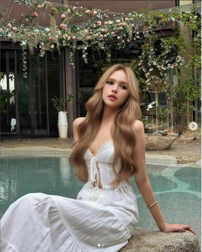 Vẻ đẹp "ma mị" cùng vóc dáng chuẩn chỉnh đã giúp Xoài Non tiếp tục giữ vững vị trí là một trong những hot girl được yêu mến và có sức ảnh hưởng nhất hiện nay.