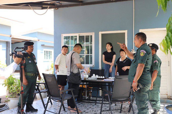 Cảnh sát Campuchia đột kích một trung tâm lừa đảo trực tuyến tại tỉnh Oddar Meanchey, nơi có 103 người nước ngoài. Ảnh: KHMER TIMES