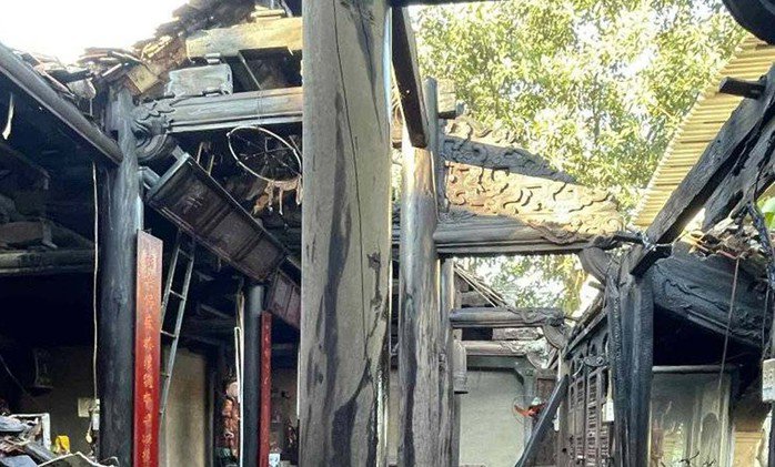 Phần mái gian Tiền đường của di tích quốc gia chùa Báo Quốc bị cháy và phần mái bị sập