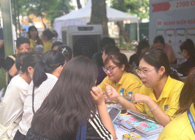 Học sinh và phụ huynh lắng nghe tư vấn tại Ngày hội lựa chọn nguyện vọng xét tuyển 2025.