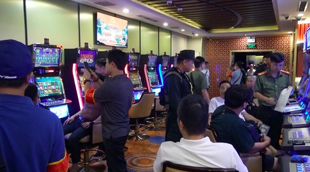Lực lượng chức năng khám xét tại King Club. Ảnh: X.Mai