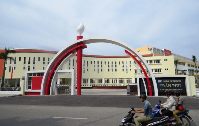 Cổng trường THPT chuyên Trần Phú, Hải Phòng. Ảnh: Giang Chính