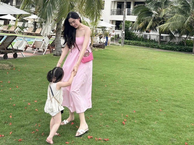 Á hậu gen Z làm mẹ trẻ nhất showbiz, nhan sắc sau 5 năm khiến ai cũng ngỡ ngàng - 4