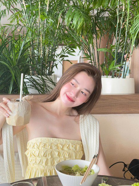Á hậu gen Z làm mẹ trẻ nhất showbiz, nhan sắc sau 5 năm khiến ai cũng ngỡ ngàng - 10