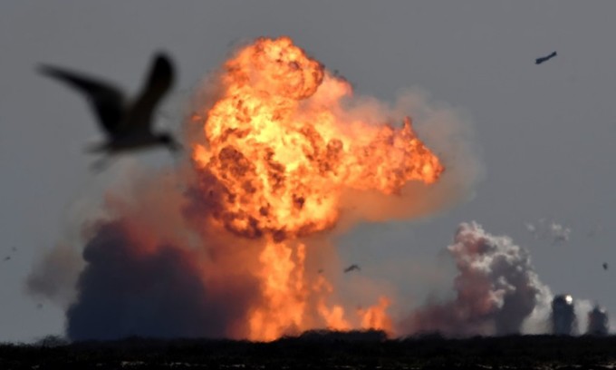 Tên lửa SpaceX phát nổ trong một thử nghiệm ở Boca Chica, Texas. Ảnh: Reuters