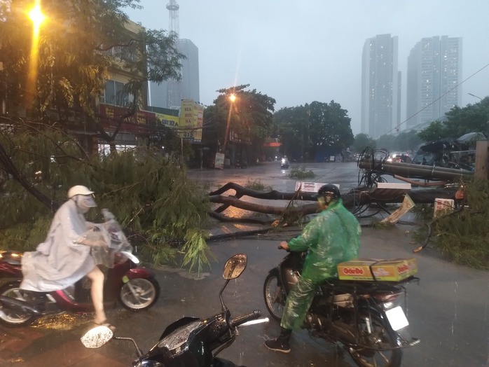 VIDEO: Hà Nội dông lốc mạnh làm bật gốc cây, đổ cột điện, thổi bạt người đi xe máy - 7