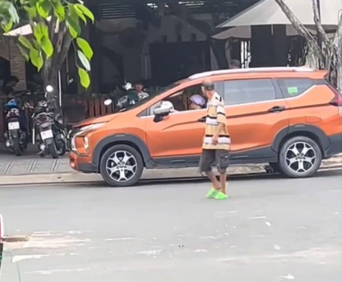 Những người chứng kiến ngỡ ngàng với pha lùi xe cực dị của nữ tài xế. Ảnh cắt từ clip