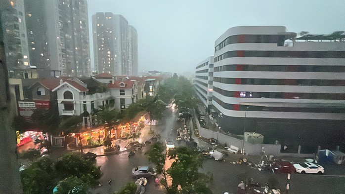 Mưa to, gió lớn tại Hà Nội thổi bạt người đi xe máy trên đường