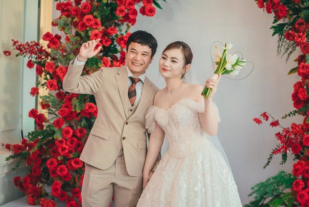 Phi Sơn hạnh phúc bên vợ.