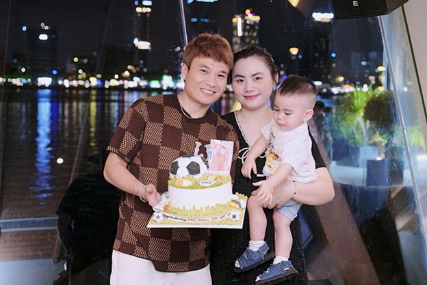Vợ chồng Phi Sơn có một cậu con trai, hiện gần 3 tuổi. Ảnh: Facebook Trần Phi Sơn.