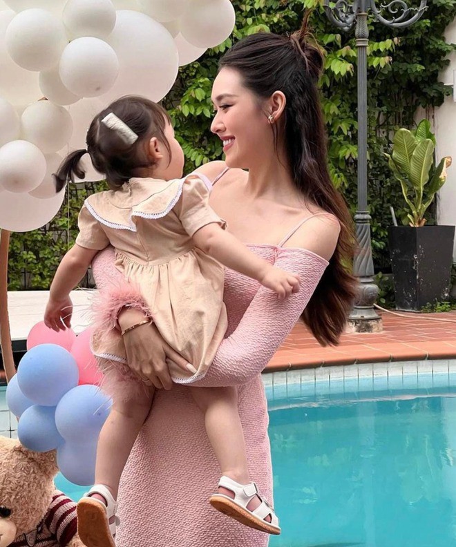 Tường San hạn chế chia sẻ hình ảnh con gái đầu lòng, nay bé đã được 4 tuổi.
