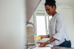 Máy rửa chén có sạch hơn rửa tay?