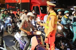 Nam tài xế ở Hà Nội vi phạm nồng độ cồn vì người yêu hỏi: ' Anh có yêu em không? '