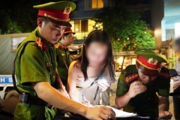 Nghe lời chủ quán, nhiều người ở Hà Nội sững sờ vì bị xử phạt