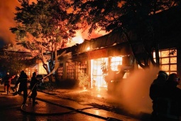 Hiện trường vụ cháy rừng rực giữa Hà Nội, hơn 60 lính cứu hỏa dập lửa trong đêm