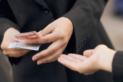 Nhặt điện thoại, đòi 5 triệu tiền chuộc, không được liền ném xuống suối